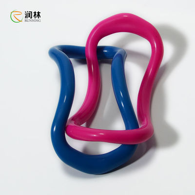 El múltiplo colorea el anillo de la aptitud de la yoga del 11.5*23cm con la manija anti del resbalón de la seguridad